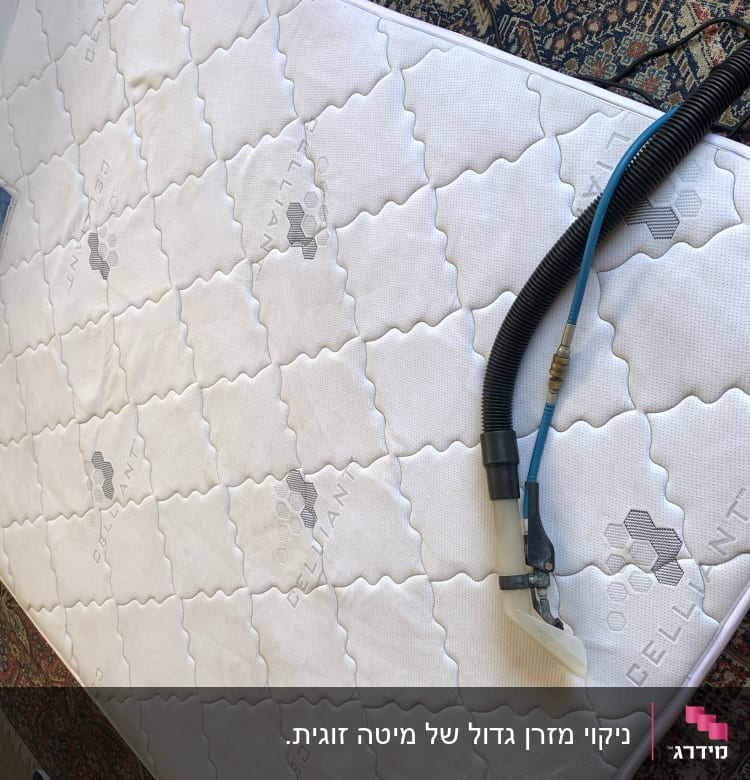 מזרן עם צינור ניקוי ומכשיר שאיבה